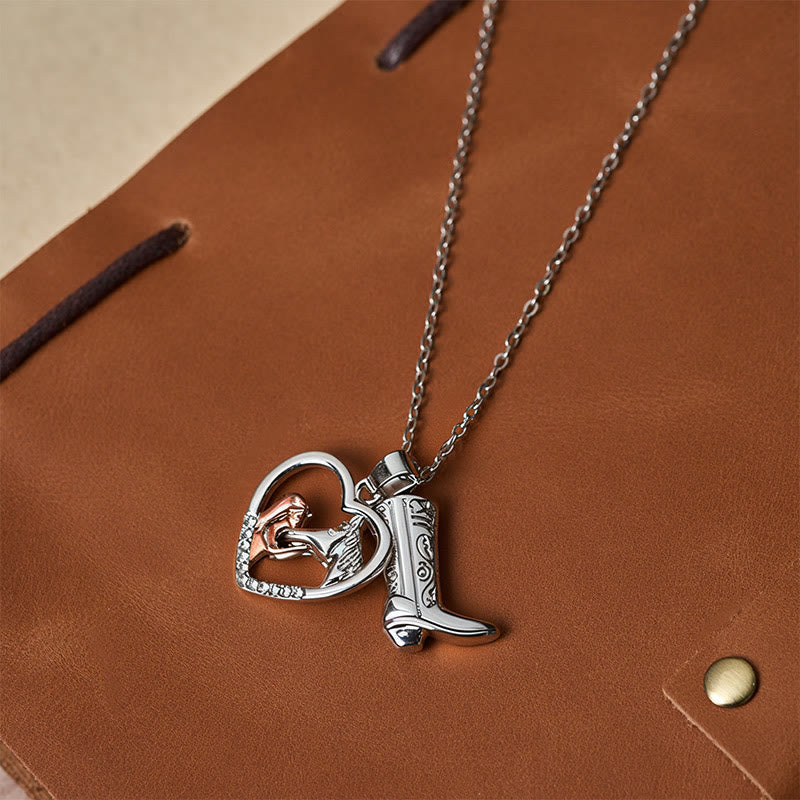 Halskette im Western-Stil aus Silber in Herzform mit Pferdekopf und Stiefel - image 1