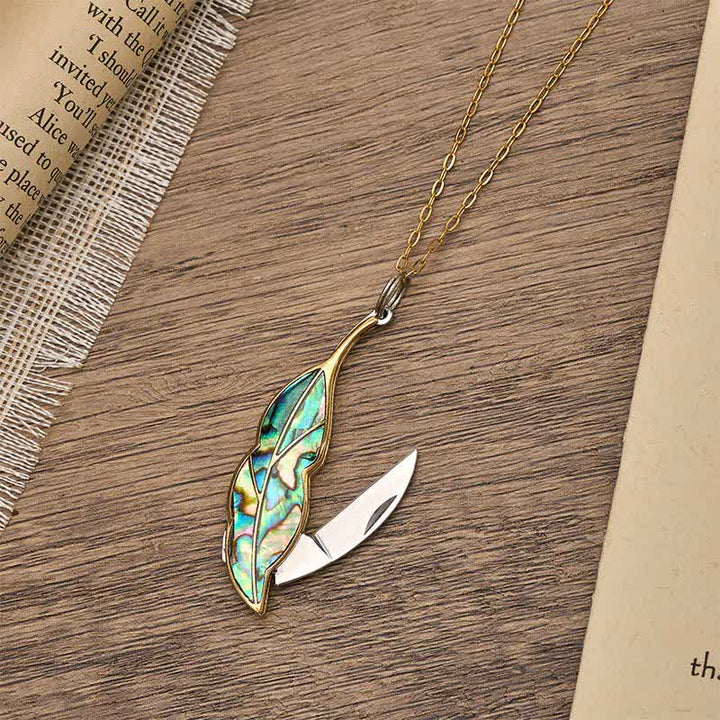 Halskette mit blattförmigem, funktionalem Taschenmesser aus Abalone - Gold - image 0