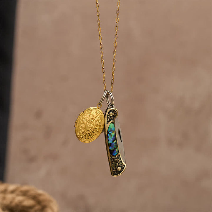 Trendige Halskette mit zwei Anhängern: Messer aus Abalone und Medaillon mit Foto. - image 5