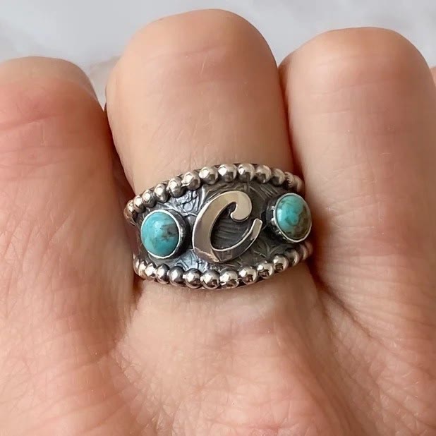 Vintage Ring im Western-Stil mit geometrischem Türkis-Inlay und Initialen - image 1