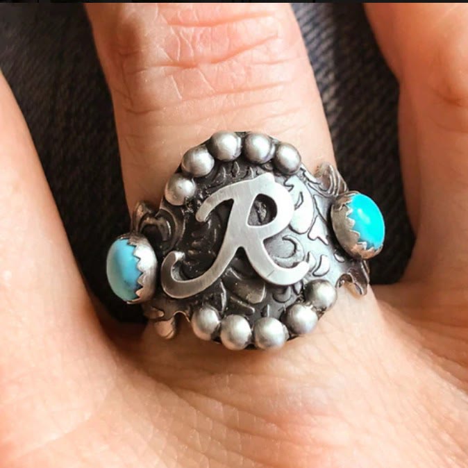 Vintage Ring im Western-Stil mit geometrischem Türkis-Inlay und Initialen - image 3