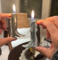 Retro-Feuerzeugetui aus Metall mit Gravur in Form eines Cowboy-Stiefels - image 0