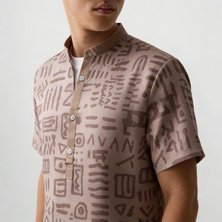 Herrenhemd mit Ethno-Stil und Stammesmotiven in Taupe-Beige - image 3