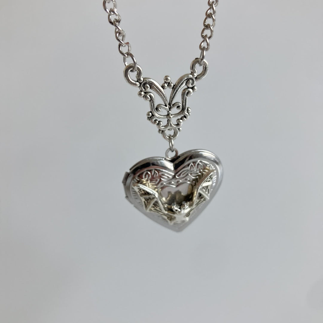 Liebe & Erinnerungen – Verspielte Fledermaus-Herz-Medaillon-Halskette - image 2