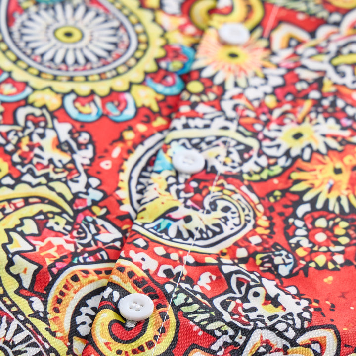 Kurzarm-Camp-Shirt mit auffälligem rotem Paisley-Muster - image 9
