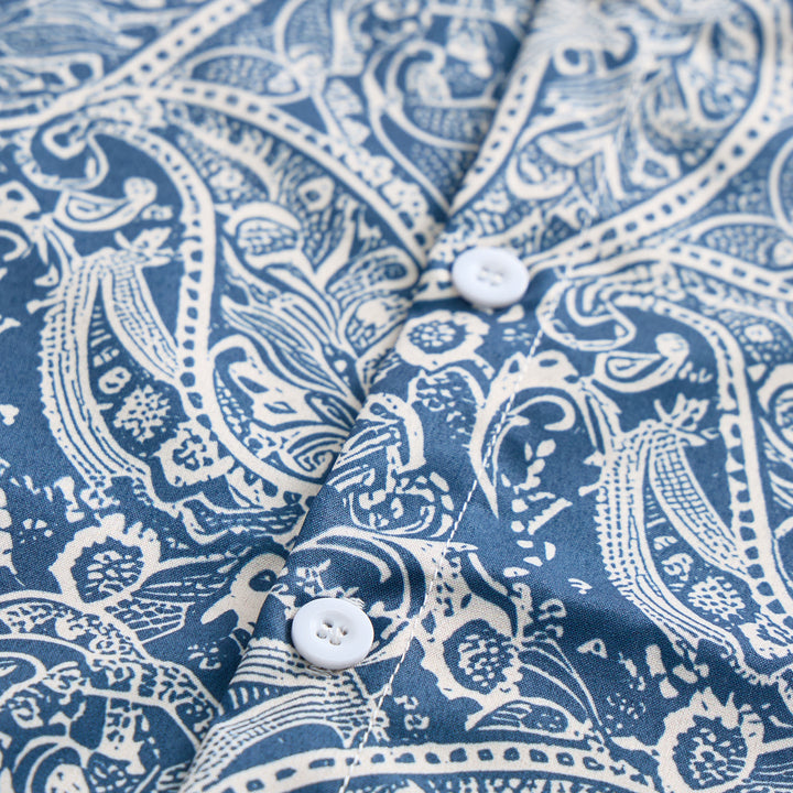 Kurzarmhemd mit lässigem Paisley-Muster in Marineblau und Beige - image 5
