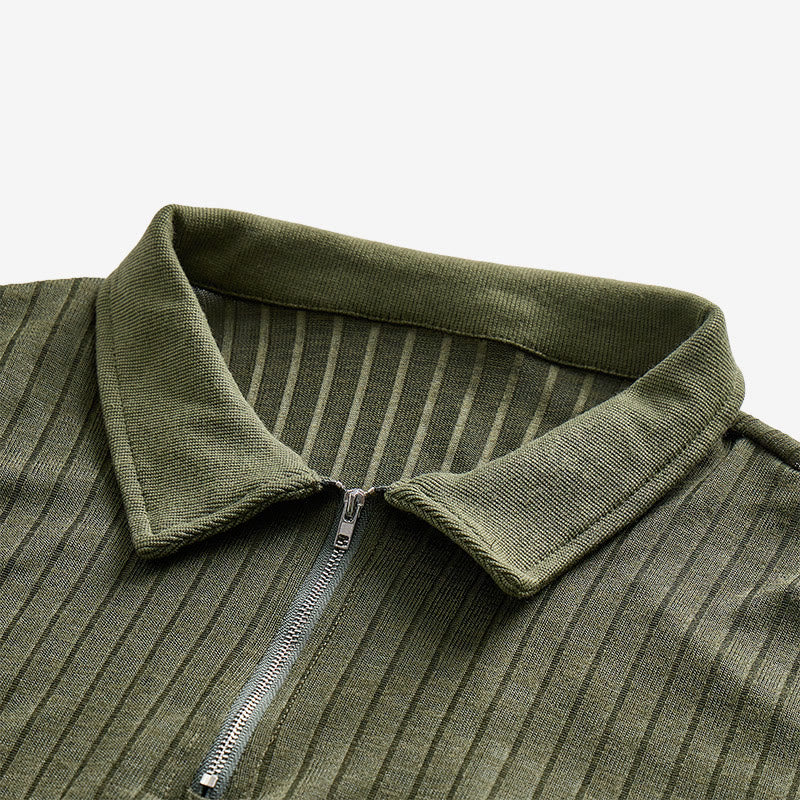 Herren-Poloshirt mit vertikal geripptem Strickmuster und Reißverschluss am Kragen - image 8