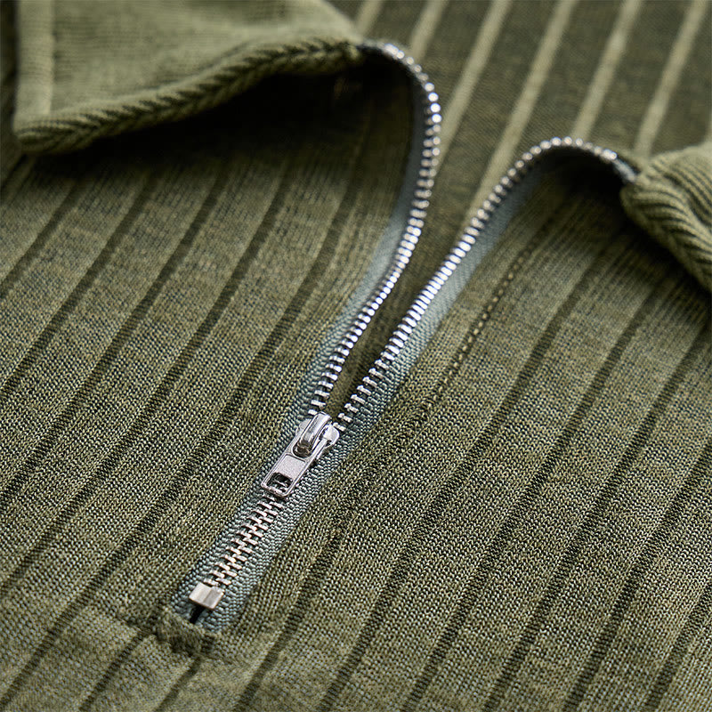 Herren-Poloshirt mit vertikal geripptem Strickmuster und Reißverschluss am Kragen - image 9
