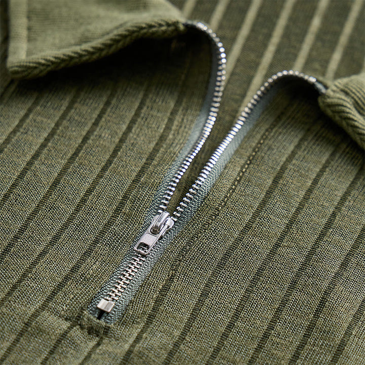 Herren-Poloshirt mit vertikal geripptem Strickmuster und Reißverschluss am Kragen - image 9