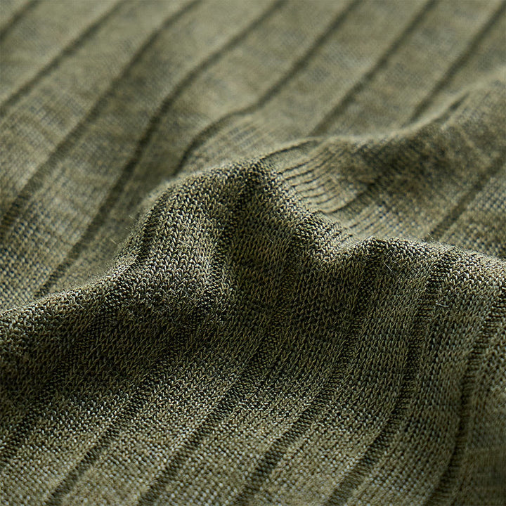 Herren-Poloshirt mit vertikal geripptem Strickmuster und Reißverschluss am Kragen - image 10