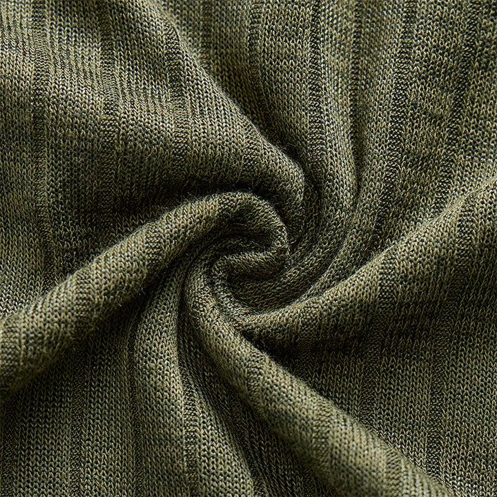 Herren-Poloshirt mit vertikal geripptem Strickmuster und Reißverschluss am Kragen - image 11