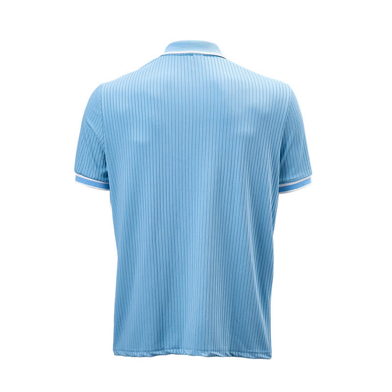 Minimalistisches Herren-Poloshirt aus Strick mit Kragen und Bündchen - image 14