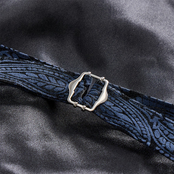 Viktorianisch inspirierte Anzugweste für Herren mit Paisley-Jacquardmuster und fallendem Revers. - image 14