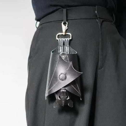 Schlüsselanhänger aus Leder in Fledermausform – Der Mitternachtswächter - image 1