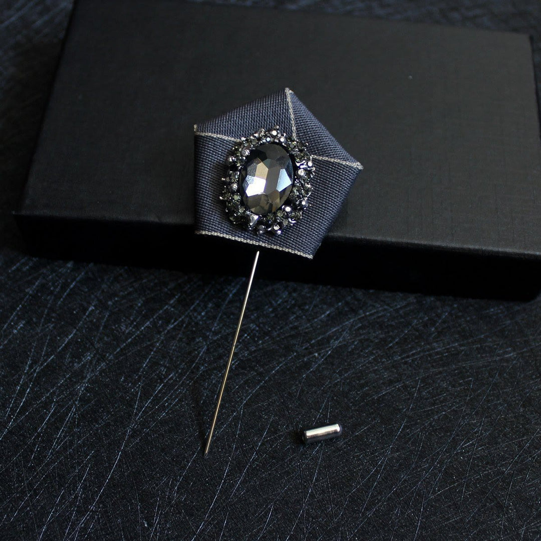 Herren-Anstecknadel aus Stoff mit geometrischem Muster und Rauchkristall-Optik - Grau - image 8