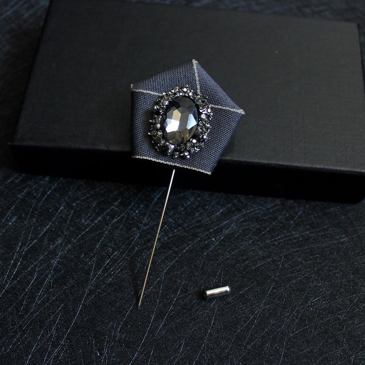 Herren-Anstecknadel aus Stoff mit geometrischem Muster und Rauchkristall-Optik - Grau - image 8