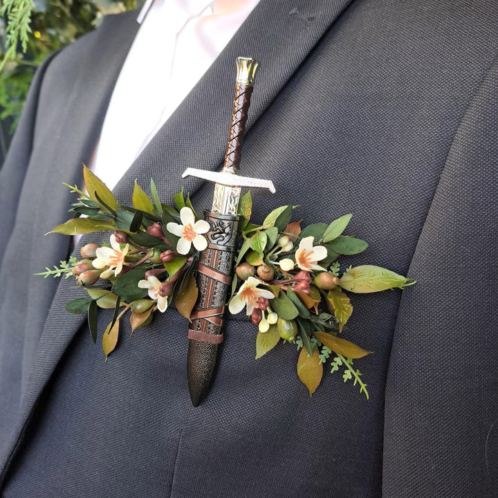 Mittelalterliche Fantasy-Schwert-Boutonnière-Anzugtaschenbrosche - Blume und Schwert - image 0