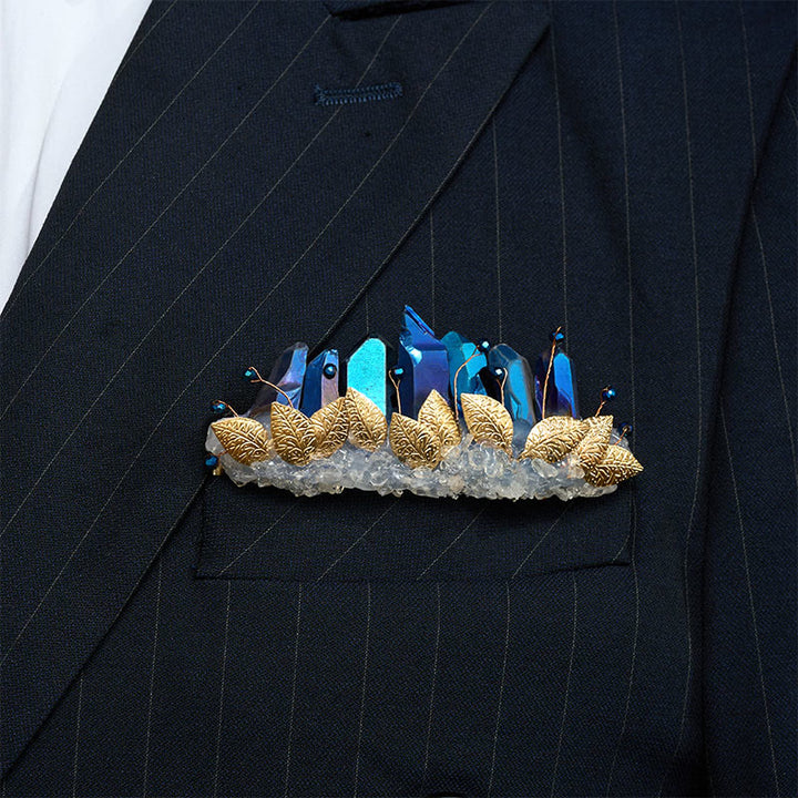 Handgefertigte Brosche in Kronenform aus Naturkristall - Blau & Gold - image 4