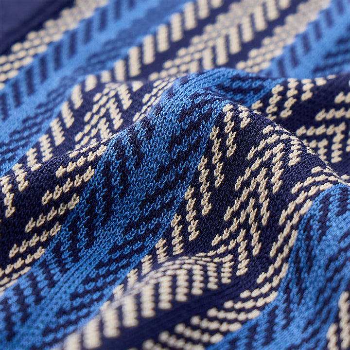 Herren-Polohemd aus atmungsaktivem Jacquard-Strick mit vertikalem Chevron-Streifenmuster - image 8