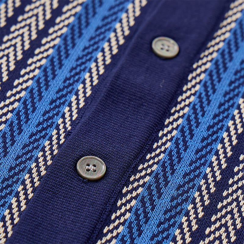 Herren-Polohemd aus atmungsaktivem Jacquard-Strick mit vertikalem Chevron-Streifenmuster - image 7