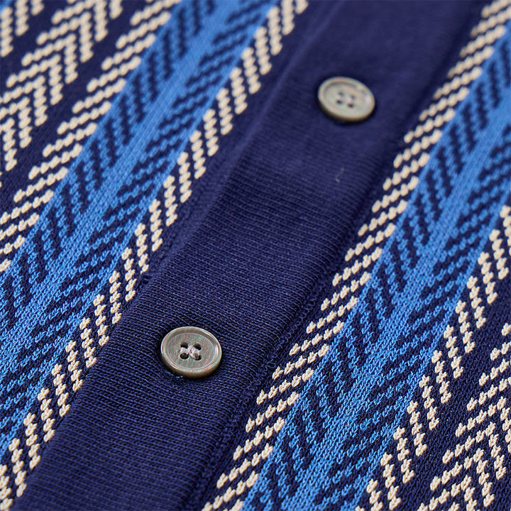 Herren-Polohemd aus atmungsaktivem Jacquard-Strick mit vertikalem Chevron-Streifenmuster - image 7