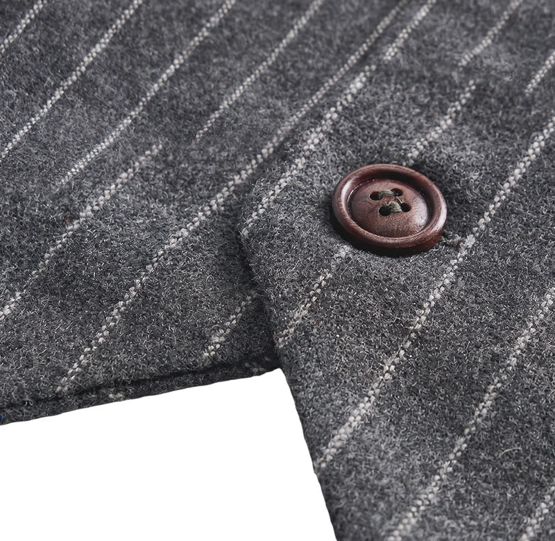 Herren-Anzugweste im Retro-Stil mit Nadelstreifen und Rosenreverskette - image 9