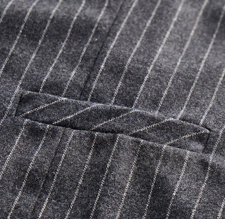 Herren-Anzugweste im Retro-Stil mit Nadelstreifen und Rosenreverskette - image 8