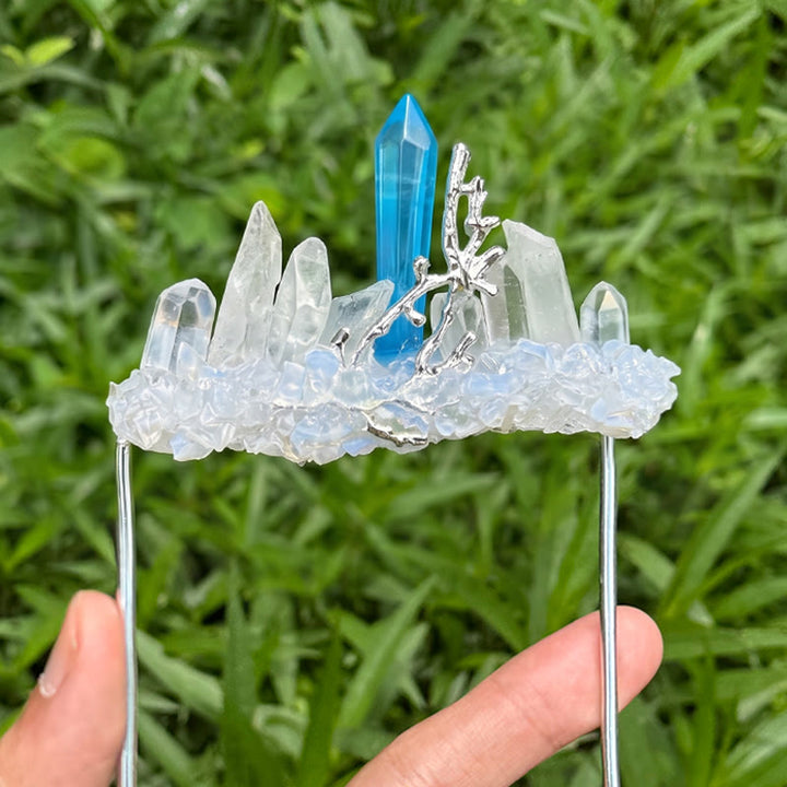 Handgefertigte Brosche in Kronenform aus Naturkristall - Blau & Weiß - image 13