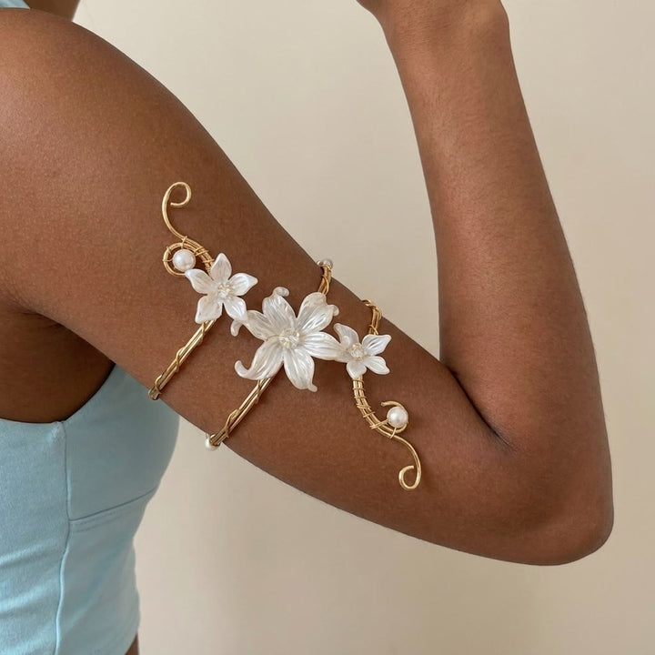 Ätherisches Armband mit Perlenknospen und kunstvollen Wirbeln - image 12