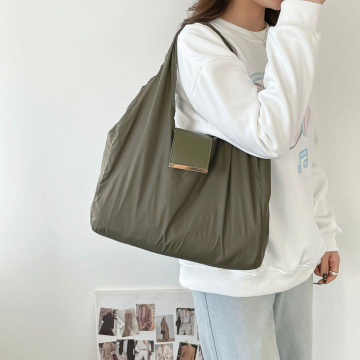 Faltbare Nylon-Schultertasche mit Schlüsselanhänger und Lederakzenten - Armeegrün - Groß - image 26