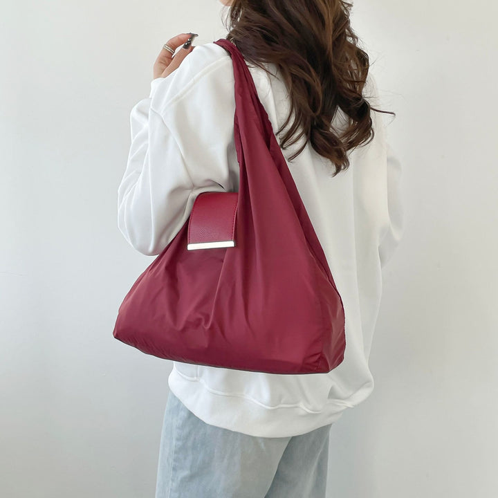 Faltbare Nylon-Schultertasche mit Schlüsselanhänger und Lederakzenten - Burgund - Groß - image 27