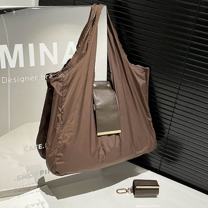 Faltbare Nylon-Schultertasche mit Schlüsselanhänger und Lederakzenten - image 3