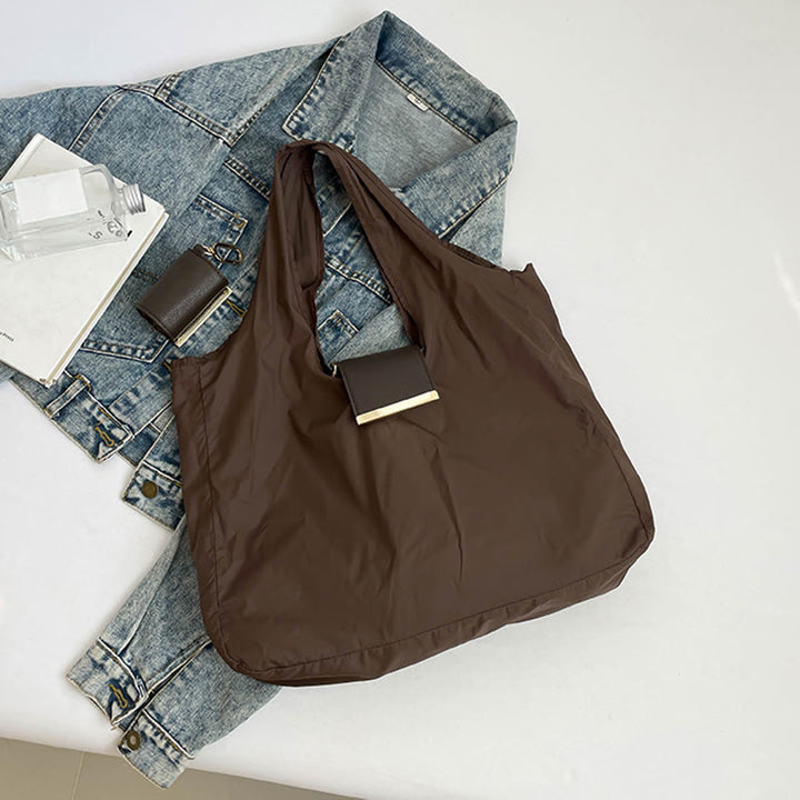 Faltbare Nylon-Schultertasche mit Schlüsselanhänger und Lederakzenten - image 6