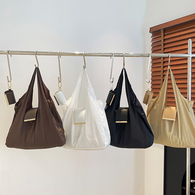 Faltbare Nylon-Schultertasche mit Schlüsselanhänger und Lederakzenten - image 2