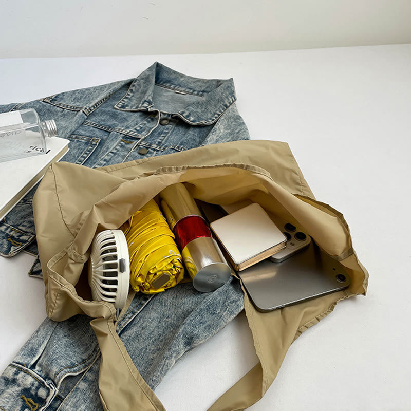 Faltbare Nylon-Schultertasche mit Schlüsselanhänger und Lederakzenten - image 7