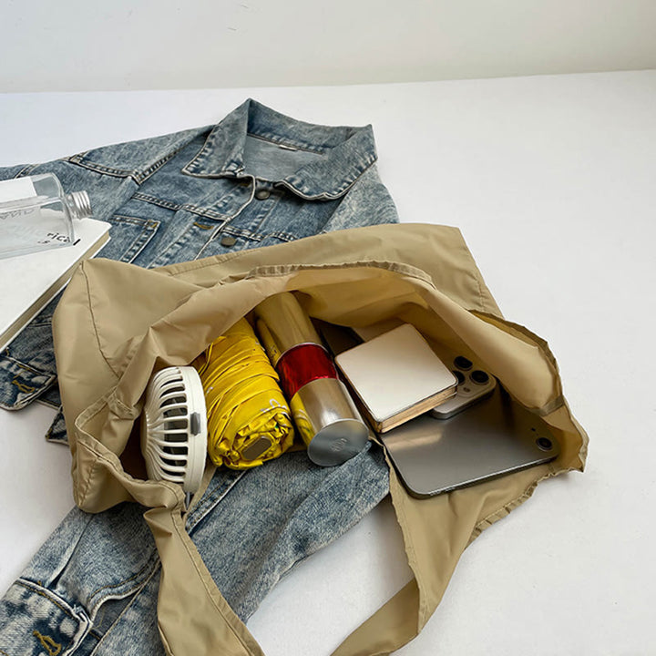 Faltbare Nylon-Schultertasche mit Schlüsselanhänger und Lederakzenten - image 7