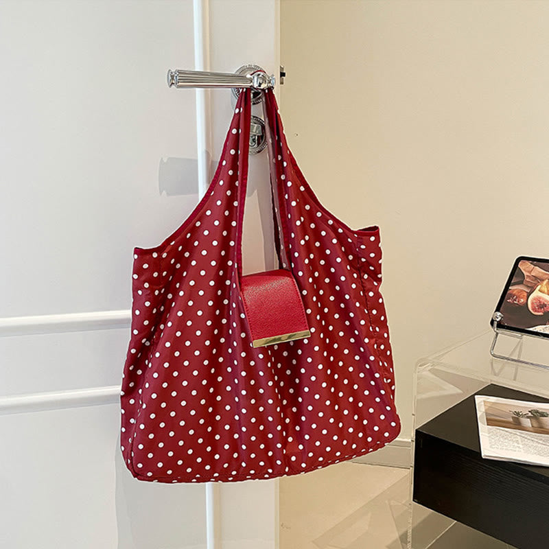 Faltbare Nylon-Schultertasche mit Schlüsselanhänger und Lederakzenten - Burgunderfarbener Punkt - Klein - image 31