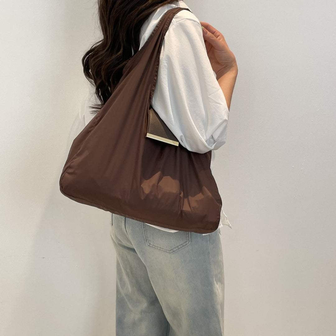 Faltbare Nylon-Schultertasche mit Schlüsselanhänger und Lederakzenten - image 5