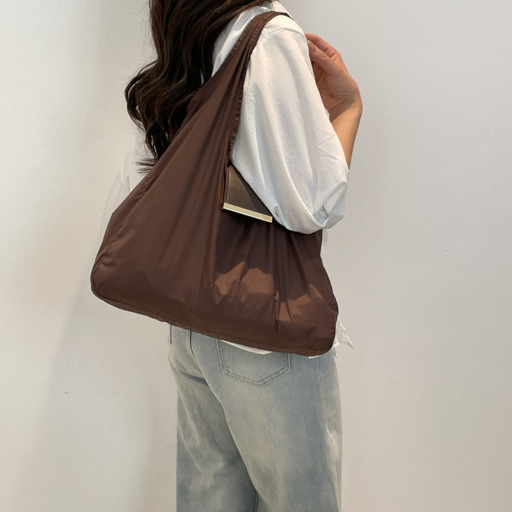Faltbare Nylon-Schultertasche mit Schlüsselanhänger und Lederakzenten - image 5
