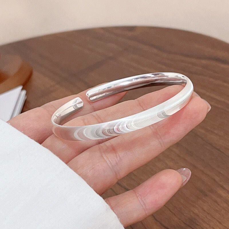 Minimalistisches, wellenförmiges, offenes Armband aus Silber - image 5