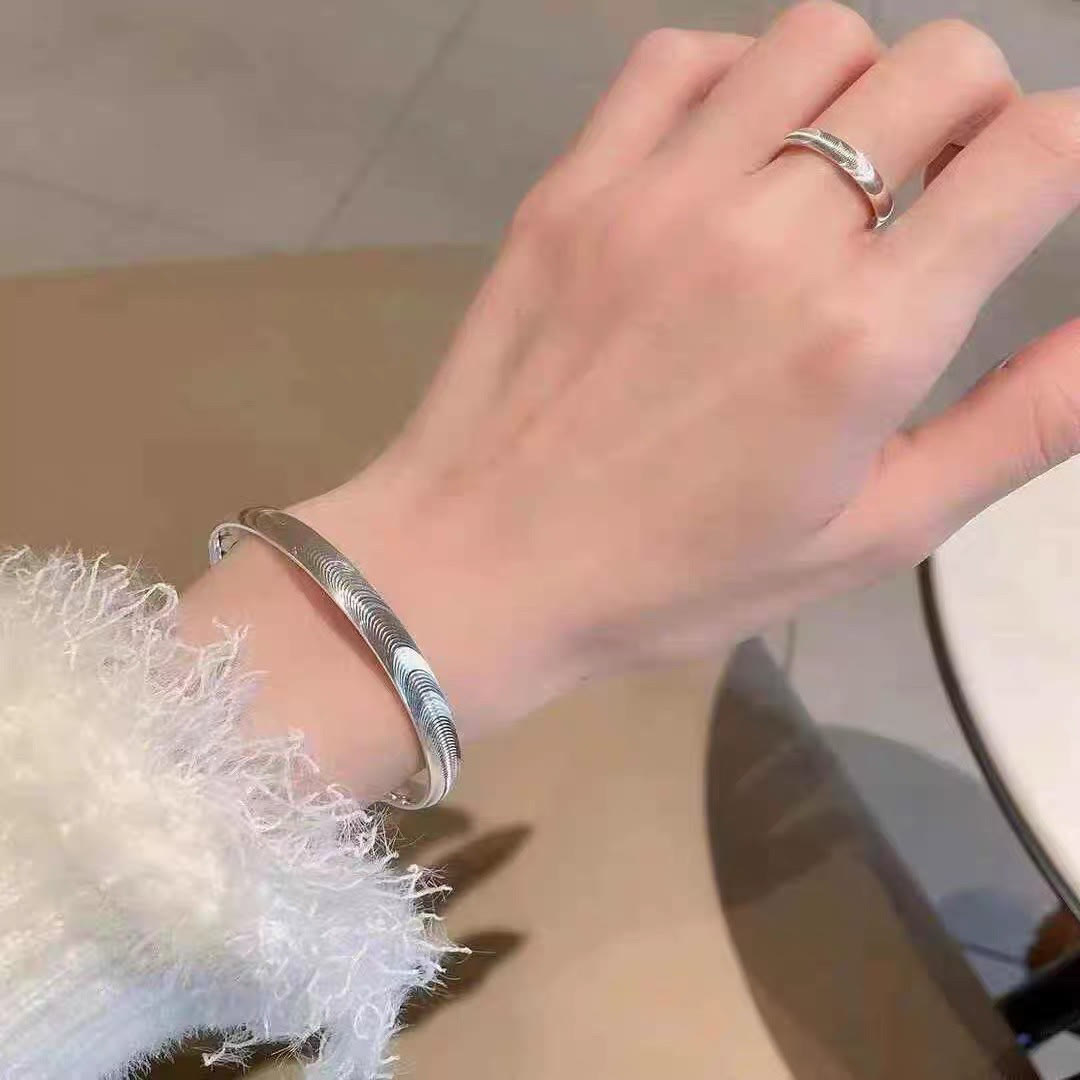 Minimalistisches, wellenförmiges, offenes Armband aus Silber - image 2