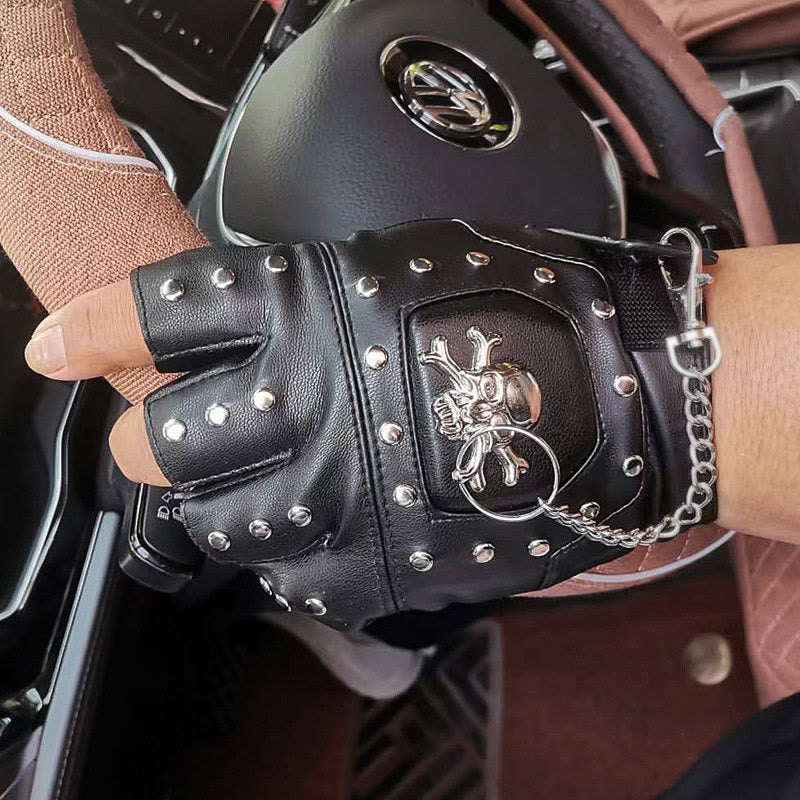 Schwarze, mit Totenkopf-Nieten besetzte Halbfinger-Motorradhandschuhe mit Kette - image 2