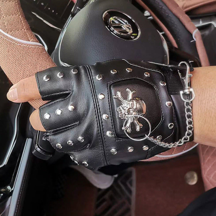 Schwarze, mit Totenkopf-Nieten besetzte Halbfinger-Motorradhandschuhe mit Kette - image 2