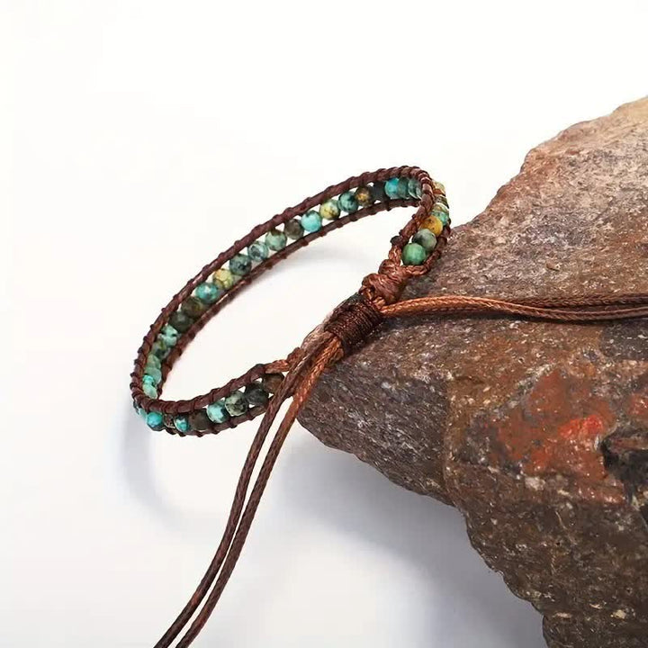 Zartes, türkisfarbenes, perlenbesetztes Boho-Wickelarmband mit verstellbarem Flechtmuster - image 3
