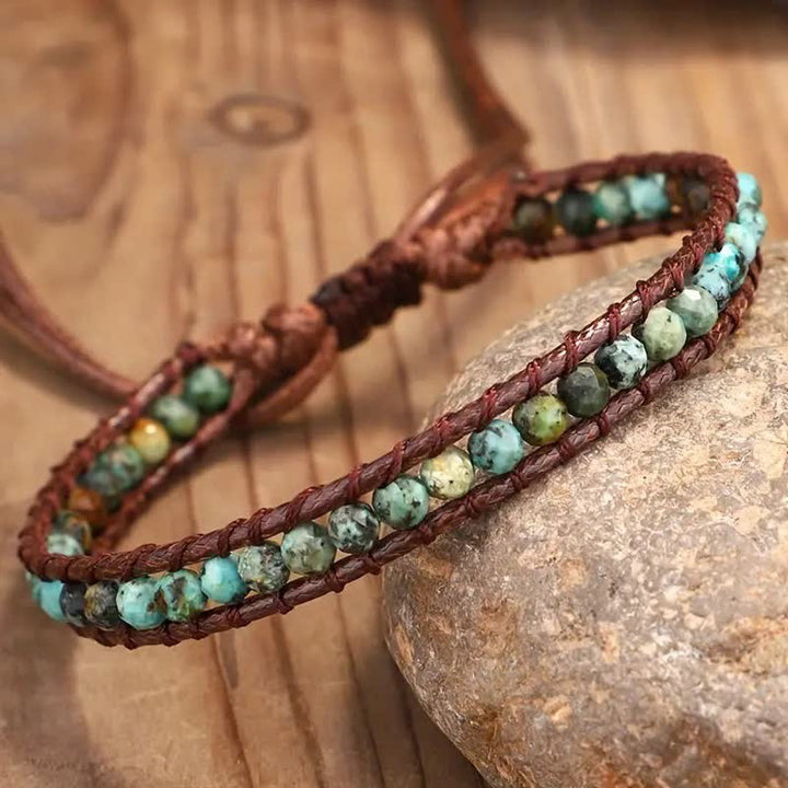 Zartes, türkisfarbenes, perlenbesetztes Boho-Wickelarmband mit verstellbarem Flechtmuster - image 1