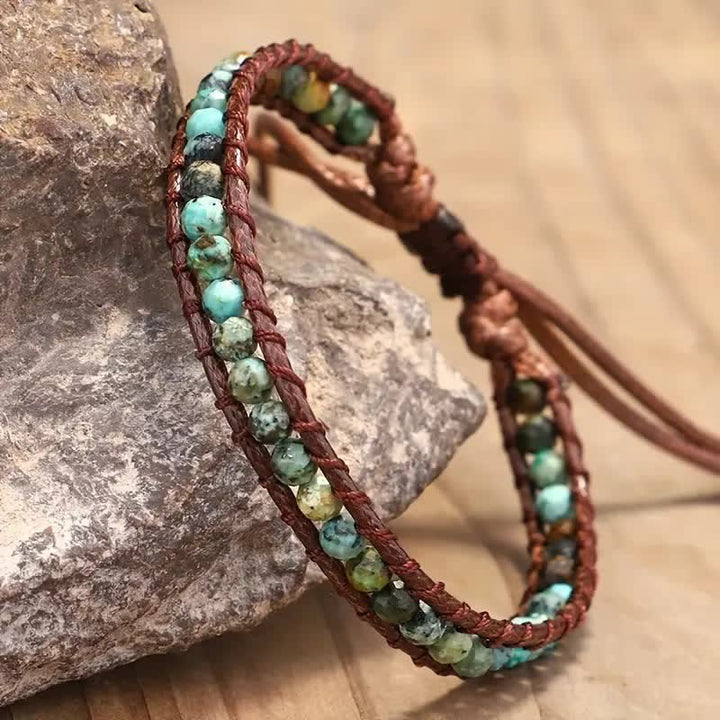 Zartes, türkisfarbenes, perlenbesetztes Boho-Wickelarmband mit verstellbarem Flechtmuster - image 2