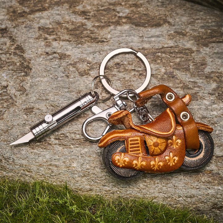 Mini-Universalmesser mit Einziehmechanismus & Vintage-Motorrad-Schlüsselanhänger aus Leder - image 3