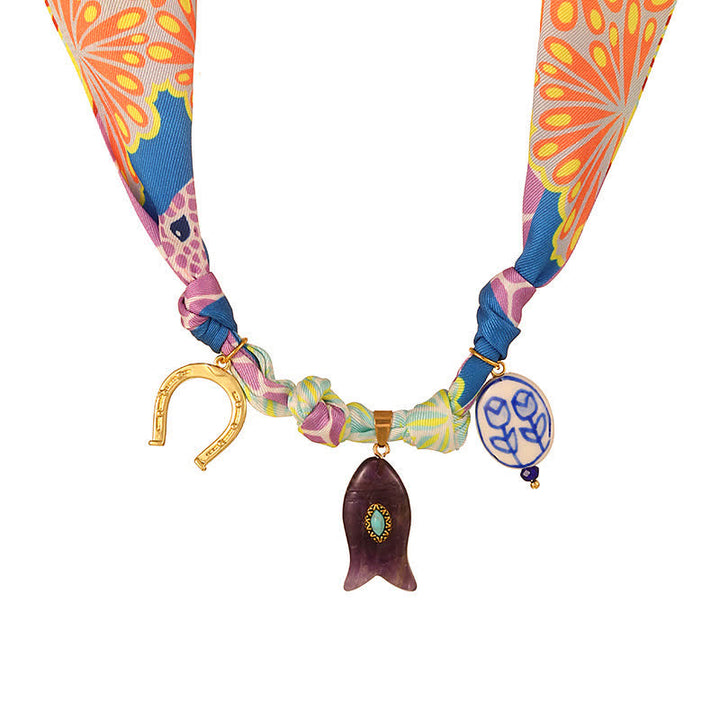 Bunte Glücksbringer-Halskette mit Hufeisen- und Fischmotiv - image 3