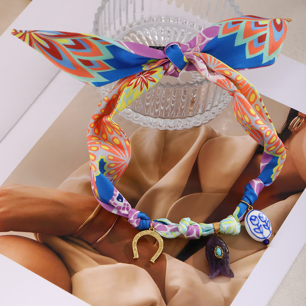 Bunte Glücksbringer-Halskette mit Hufeisen- und Fischmotiv - image 1