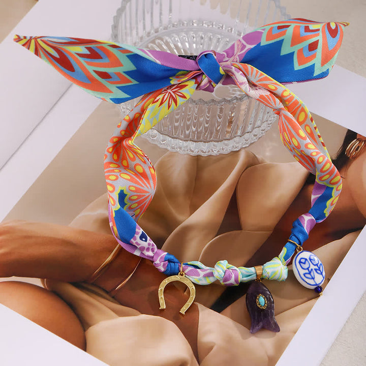 Bunte Glücksbringer-Halskette mit Hufeisen- und Fischmotiv - image 1